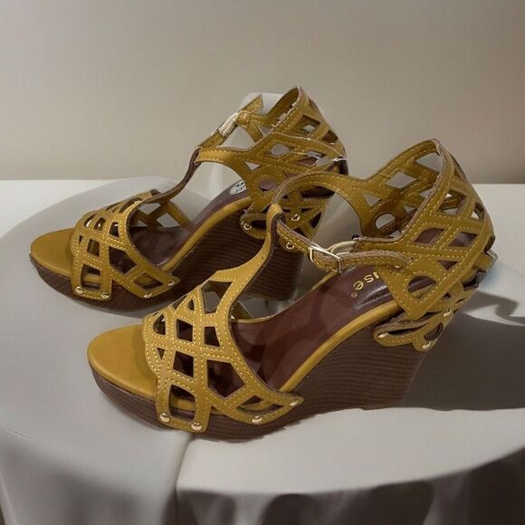 Dollhouse Eyelet Open Toe Strap Nailhead Buckle Platform Heels Yellow Gold 9.5 - Picture 2 of 9